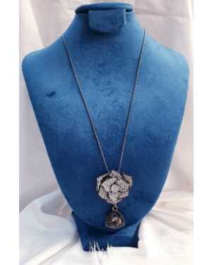 Стильное женское колье